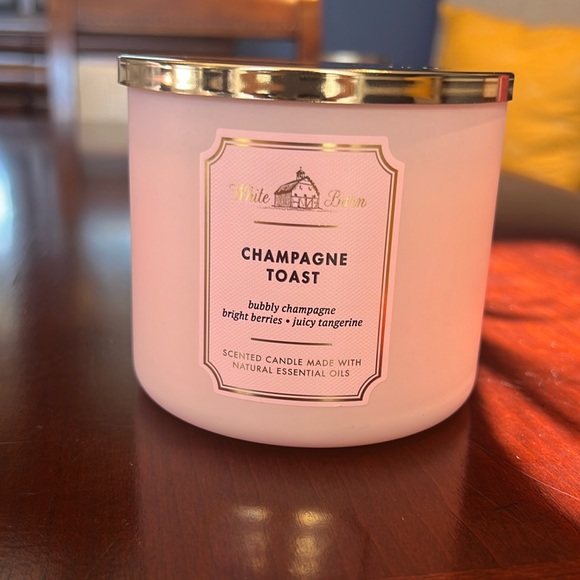 White Barn Accents Nwt Champagne Toast White Barn 3 Wick Candle